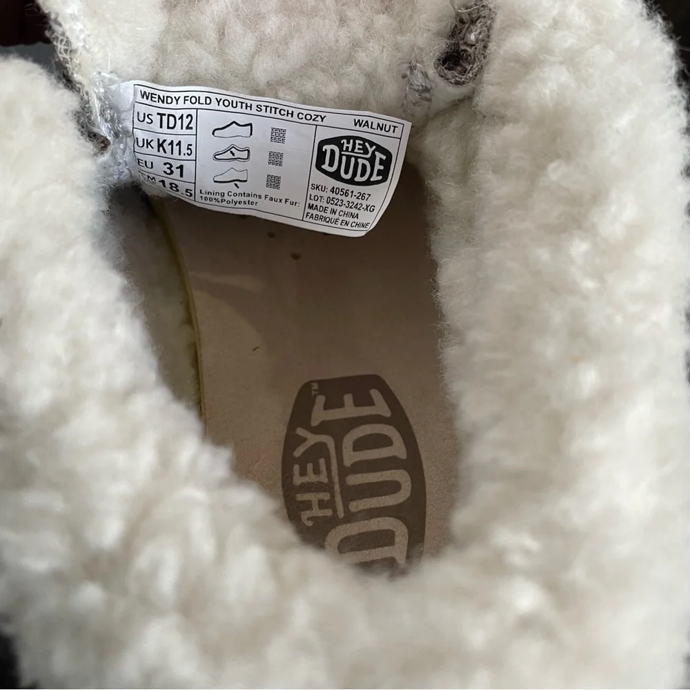 Hey Dude Wendy Fold Youth Stitch Cozy, Big Kids Size 12. New without box.